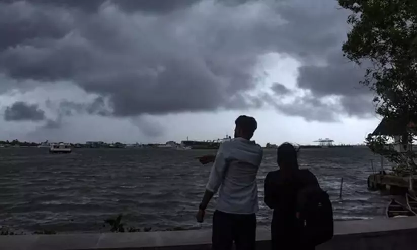 മൂന്ന് ദിവസത്തിനകം മഴ ശക്തിപ്പെടുമെന്ന് കാലാവസ്ഥ നിരീക്ഷണകേന്ദ്രം