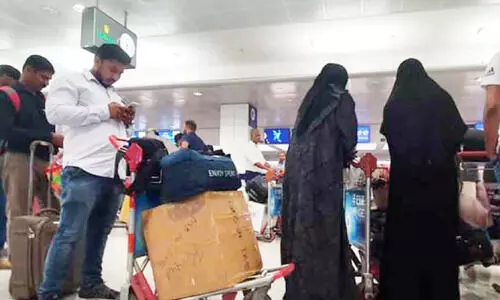 താ​ങ്ങാ​നാ​വാ​തെ വി​മാ​ന ടി​ക്ക​റ്റ്​ നി​ര​ക്ക്; ​ആ​ഘോ​ഷ​ങ്ങ​ൾ ഉ​ള്ളി​ലൊ​തു​ക്കി​ പ്ര​വാ​സി​ക​ൾ