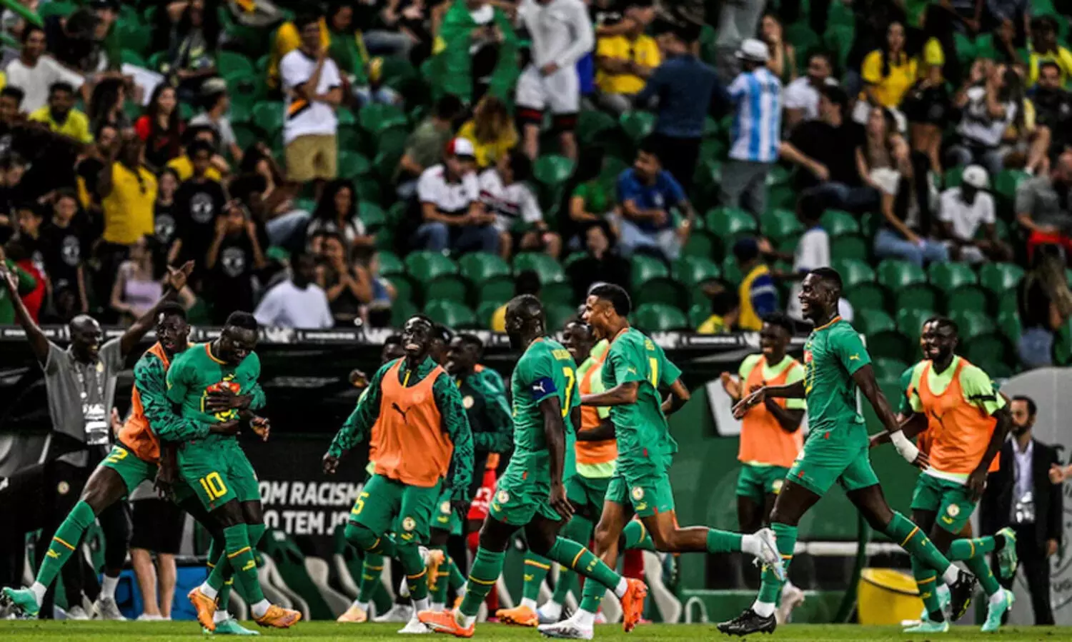 ഇരട്ടഗോളുമായി തിളങ്ങി സാദിയോ മാനെ; കഷ്ടകാലം തീരാതെ ബ്രസീൽ; സെനഗാളിനോട് തോറ്റത് 4-2ന്