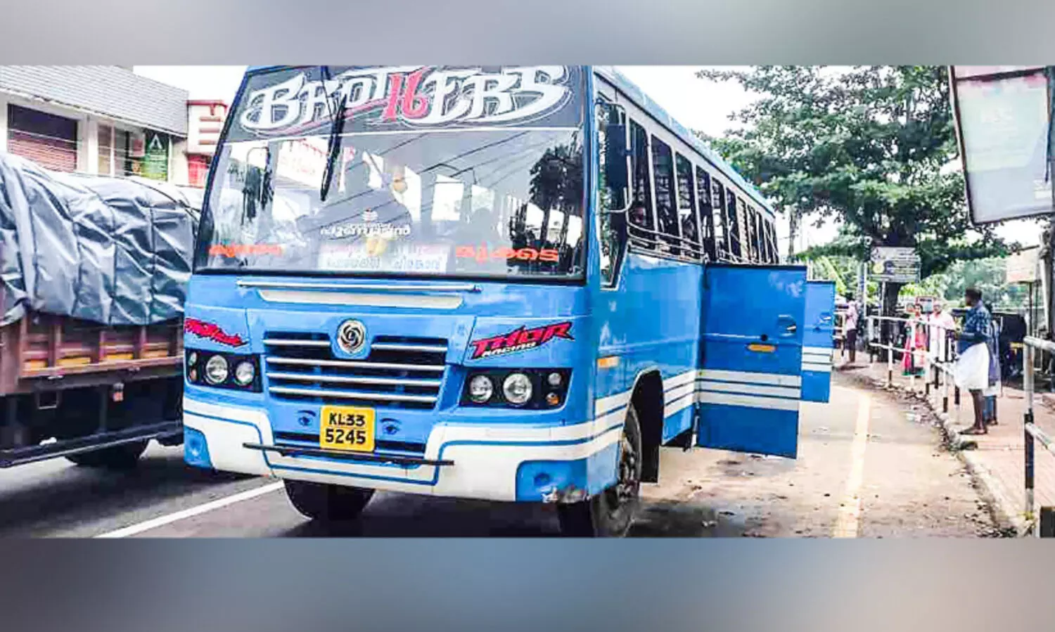 സ്വ​കാ​ര്യ ബ​സ് ജീ​വ​ന​ക്കാ​ർ​ക്കെ​തി​രെ ട്രാ​ൻ​സ്പോ​ർ​ട്ട് ക​മീ​ഷ​ണ​ർ​ക്ക് പ​രാ​തി ന​ൽ​കി