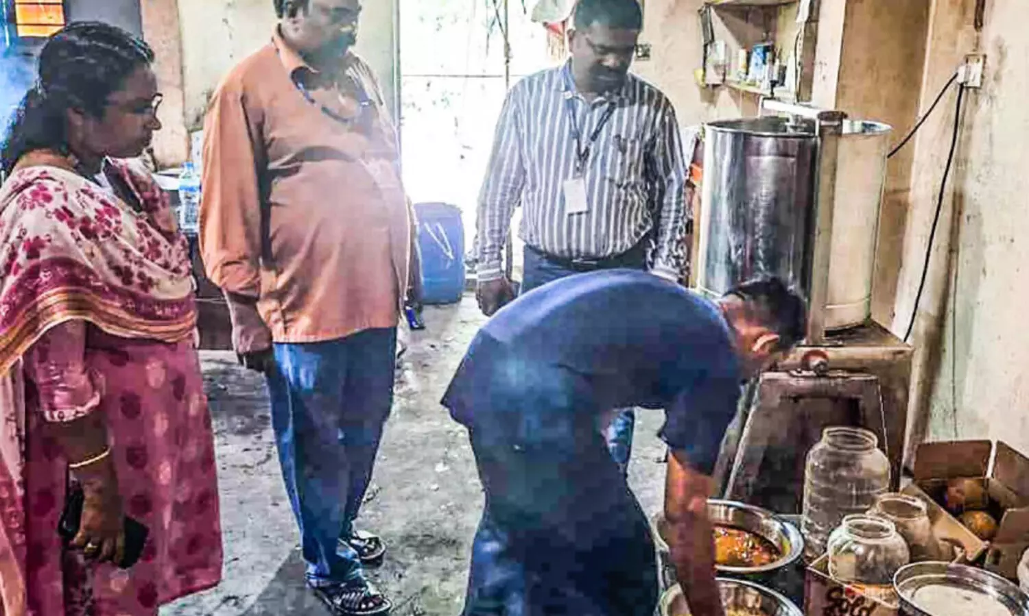 വൃത്തിഹീനമായി പ്രവർത്തിച്ച സ്ഥാപനങ്ങൾക്ക് നോട്ടീസ് നൽകി