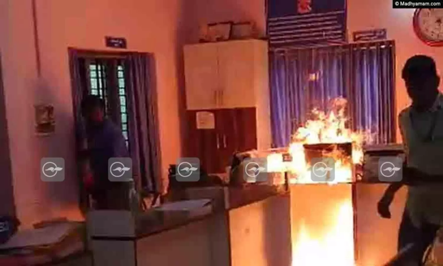 ലൈഫ് പദ്ധതിയിൽ പേര് ഉൾപ്പെടുത്തിയില്ല; യുവാവ് പഞ്ചായത്ത് ഓഫീസിന് തീയിട്ടു -വിഡിയോ