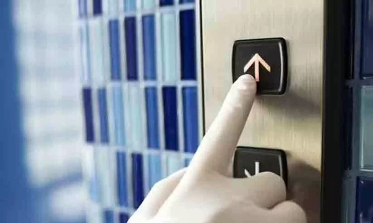 മുംബൈയിൽ 16 നില കെട്ടിടത്തിന്റെ നാലാംനിലയിൽ നിന്ന് ലിഫ്റ്റ് പൊട്ടിവീണു; 14 പേർക്ക് പരിക്ക്