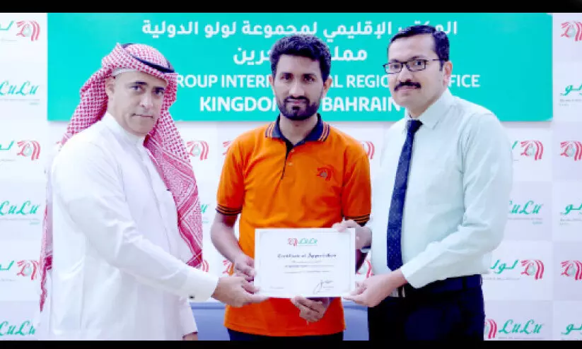 2000 ദീ​നാ​ർ അ​ട​ങ്ങി​യ ബാ​ഗ് ഉ​പ​ഭോ​ക്താ​വി​ന് തി​രി​കെ​ന​ൽ​കി ലു​ലു ജീ​വ​ന​ക്കാ​ര​ൻ മാ​തൃ​ക​യാ​യി