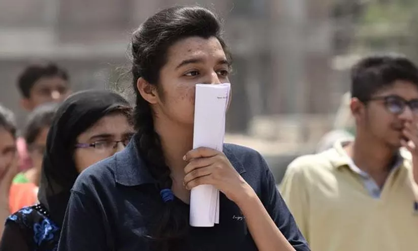 പ്ലസ് വൺ ആദ്യ അലോട്ട്മെന്റ്: കണക്ക് കൂട്ടിയിട്ടും കുട്ടികൾ പുറത്ത് തന്നെ പ്ലസ് വൺ ആദ്യ അലോട്ട്മെന്റ്: കണക്ക് കൂട്ടിയിട്ടും കുട്ടികൾ പുറത്ത് തന്നെ