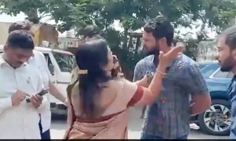 മുംബൈയിൽ നടുറോഡിൽ വെച്ച് യുവ എൻജിനീയറെ തല്ലി വനിത എം.എൽ.എ -വിഡിയോ മുംബൈയിൽ നടുറോഡിൽ വെച്ച് യുവ എൻജിനീയറെ തല്ലി വനിത എം.എൽ.എ -വിഡിയോ