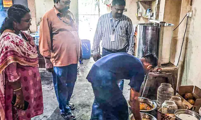 വൃത്തിഹീനമായി പ്രവർത്തിച്ച സ്ഥാപനങ്ങൾക്ക് നോട്ടീസ് നൽകി വൃത്തിഹീനമായി പ്രവർത്തിച്ച സ്ഥാപനങ്ങൾക്ക് നോട്ടീസ് നൽകി