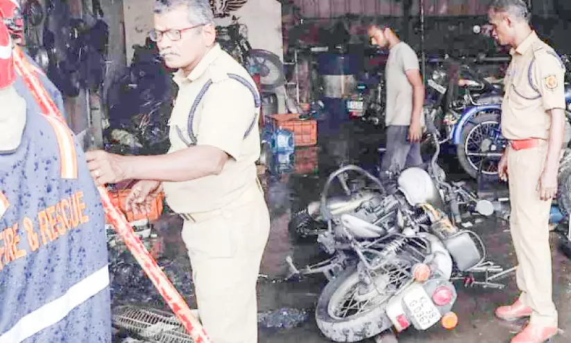 വര്‍ക്​ഷോപ്പിന്​ തീപിടിച്ച് നാലു ബുള്ളറ്റ്​ കത്തിനശിച്ചു