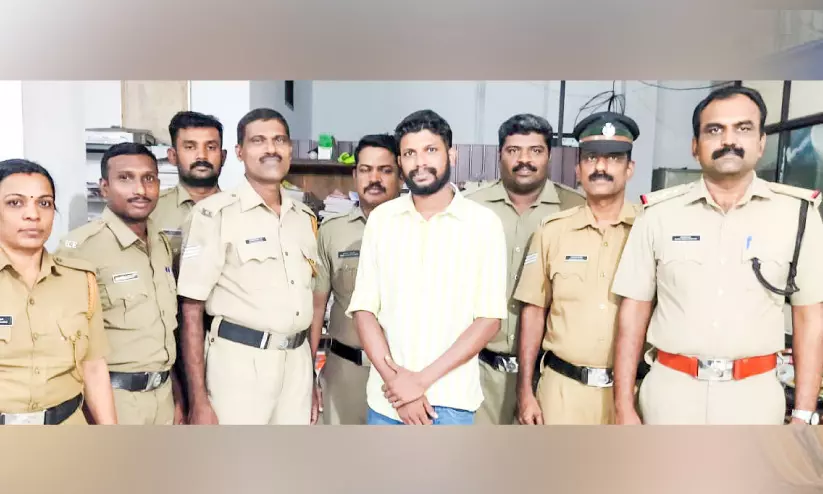 മത്സ്യവ്യാപാരത്തിന്റെ മറവിൽ മയക്കുമരുന്നു കച്ചവടം; എം.ഡി.എം.എയുമായി യുവാവ് അറസ്റ്റിൽ മത്സ്യവ്യാപാരത്തിന്റെ മറവിൽ മയക്കുമരുന്നു കച്ചവടം; എം.ഡി.എം.എയുമായി യുവാവ് അറസ്റ്റിൽ