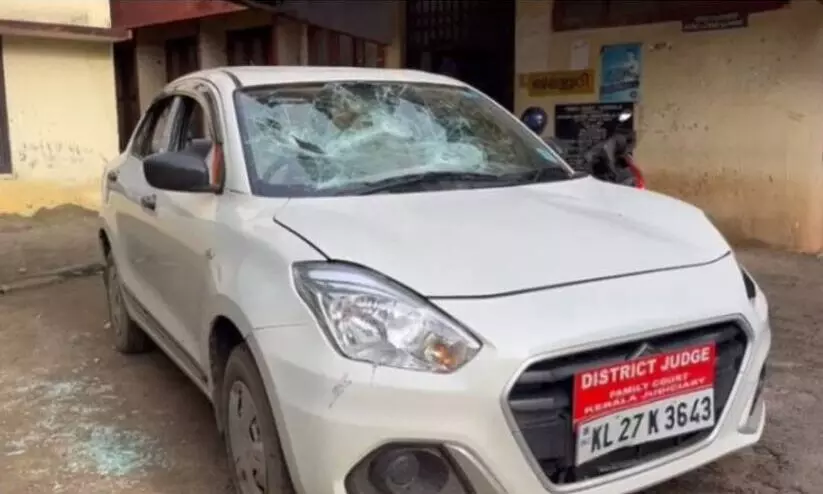 തിരുവല്ലയിൽ ജഡ്ജിയുടെ കാർ അടിച്ചു തകർത്തു; പ്രതി അറസ്റ്റിൽ തിരുവല്ലയിൽ ജഡ്ജിയുടെ കാർ അടിച്ചു തകർത്തു; പ്രതി അറസ്റ്റിൽ