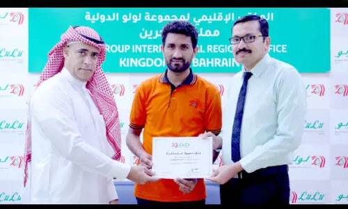 2000 ദീ​നാ​ർ അ​ട​ങ്ങി​യ ബാ​ഗ് ഉ​പ​ഭോ​ക്താ​വി​ന് തി​രി​കെ​ന​ൽ​കി ലു​ലു ജീ​വ​ന​ക്കാ​ര​ൻ മാ​തൃ​ക​യാ​യി