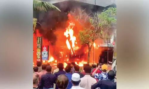 പു​ത്ത​ന​ത്താ​ണി​യി​ൽ പെ​യി​ന്റ് ക​ട​ക്ക് തീ​പി​ടി​ച്ചു; ല​ക്ഷ​ങ്ങ​ളു​ടെ നാ​ശ​ന​ഷ്ടം