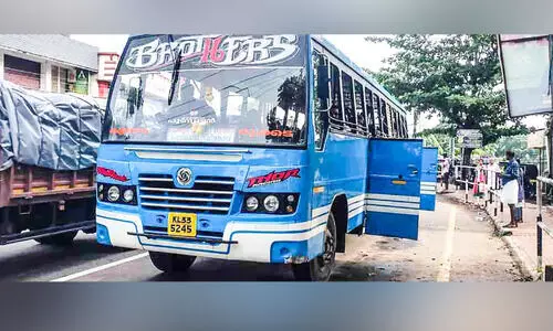 സ്വ​കാ​ര്യ ബ​സ് ജീ​വ​ന​ക്കാ​ർ​ക്കെ​തി​രെ ട്രാ​ൻ​സ്പോ​ർ​ട്ട് ക​മീ​ഷ​ണ​ർ​ക്ക് പ​രാ​തി ന​ൽ​കി