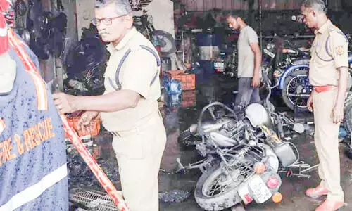 വര്‍ക്​ഷോപ്പിന്​ തീപിടിച്ച് നാലു ബുള്ളറ്റ്​ കത്തിനശിച്ചു