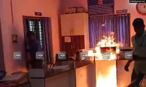 ലൈഫ് പദ്ധതിയിൽ പേര് ഉൾപ്പെടുത്തിയില്ല; യുവാവ് പഞ്ചായത്ത് ഓഫീസിന് തീയിട്ടു -വിഡിയോ