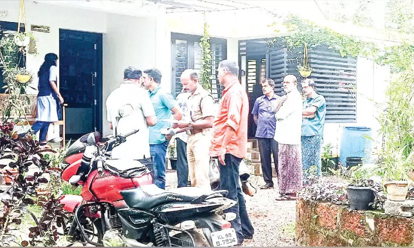 മോഷ്ടാക്കൾ തേ​ഞ്ഞി​പ്പ​ല​ത്ത് വി​ല​സു​ന്നു:വീ​ണ്ടും പ​ട്ടാ​പ്പ​ക​ല്‍ ക​വ​ര്‍ച്ച, അ​ഞ്ച് പ​വ​നും പ​ണ​വും ന​ഷ്ട​മാ​യി