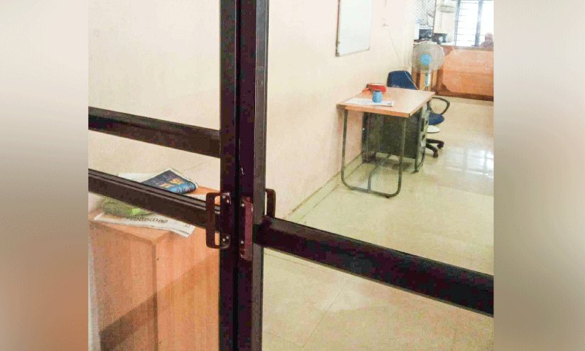 അരൂർ പഞ്ചായത്ത് ഓഫിസ് പൂട്ടിയെന്ന് സി.പി.എം അംഗം; തിരുത്തുമായി പാർട്ടി നേതാവ് അരൂർ പഞ്ചായത്ത് ഓഫിസ് പൂട്ടിയെന്ന് സി.പി.എം അംഗം; തിരുത്തുമായി പാർട്ടി നേതാവ്