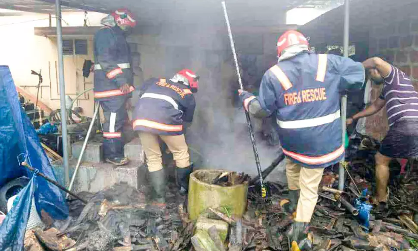 വിറകുപുരക്ക് തീപിടിച്ചു