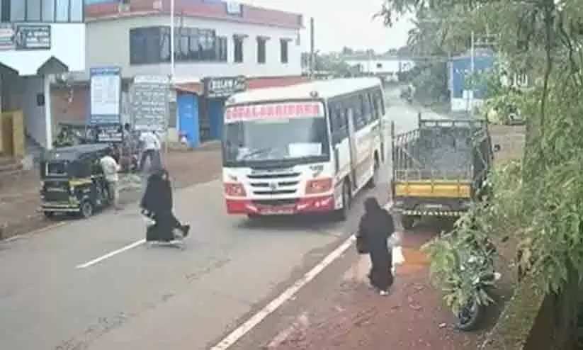 അമിത വേഗത്തിന് ബസ് ഡ്രൈവർക്കും അശ്രദ്ധക്ക് മലയാളി സ്ത്രീക്കും കേസ്