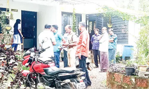 മോഷ്ടാക്കൾ തേ​ഞ്ഞി​പ്പ​ല​ത്ത് വി​ല​സു​ന്നു:വീ​ണ്ടും പ​ട്ടാ​പ്പ​ക​ല്‍ ക​വ​ര്‍ച്ച, അ​ഞ്ച് പ​വ​നും പ​ണ​വും ന​ഷ്ട​മാ​യി