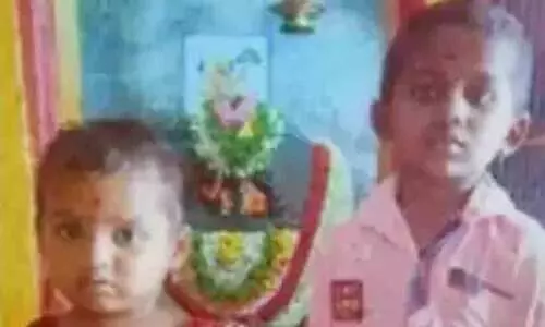 പിഞ്ചു മക്കളെ പിതാവ് ചുറ്റിക കൊണ്ട് അടിച്ചു കൊന്നു