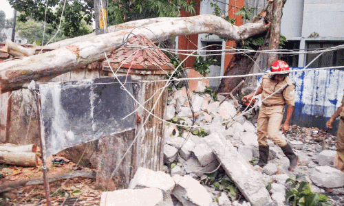 ആലപ്പുഴ നഗരസഭ ശതാബ്ദി മന്ദിരത്തിന്‍റെ ഒരുഭാഗം തകര്‍ന്നുവീണു