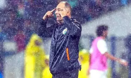 മ​ഴ​യ​ത്തും ക​ത്തി​പ്പ​ട​ർ​ന്ന റെ​ഡ് കാ​ർ​ഡ് വി​വാ​ദം;  നാ​ളെ നേ​പ്പാ​ളി​നെ​തി​രാ​യ മ​ത്സ​ര​ത്തി​ൽ കോ​ച്ച് ഇ​ഗോ​ർ സ്റ്റി​മാ​ക് പു​റ​ത്തി​രി​ക്കും