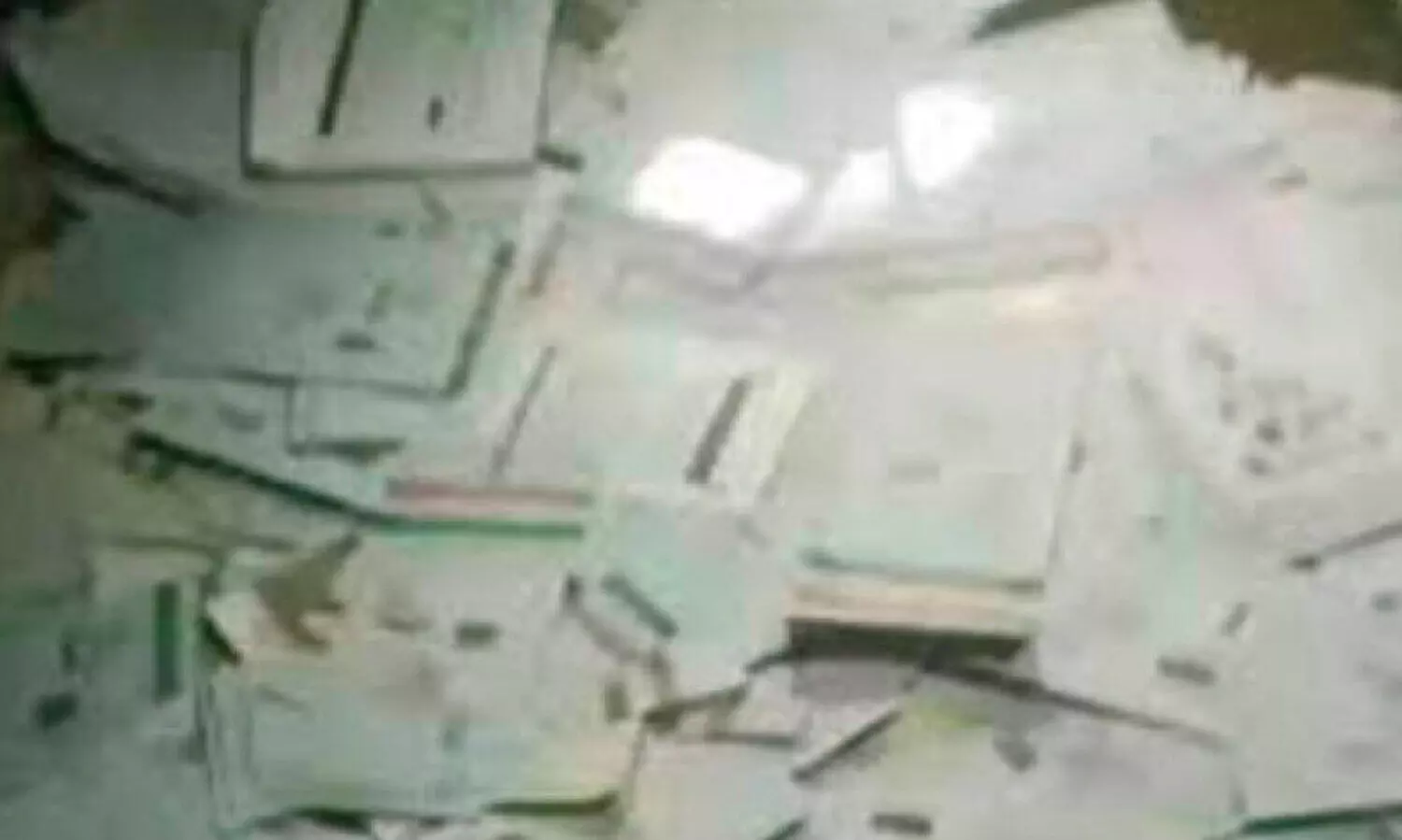 പോസ്റ്റ്മാന്റെ വീട്ടിൽ കെട്ടിക്കിടന്നതിൽ ആധാർ മുതൽ എ.ടി.എം കാർഡ് വരെ