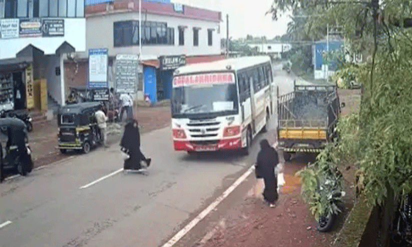 അ​മി​ത വേ​ഗ​ത്തി​ന് ബ​സ് ഡ്രൈ​വ​ർ​ക്കും അ​ശ്ര​ദ്ധ​ക്ക് കാ​ൽ​ന​ട​ക്കാ​രി​ക്കു​മെ​തി​രെ കേ​സ്