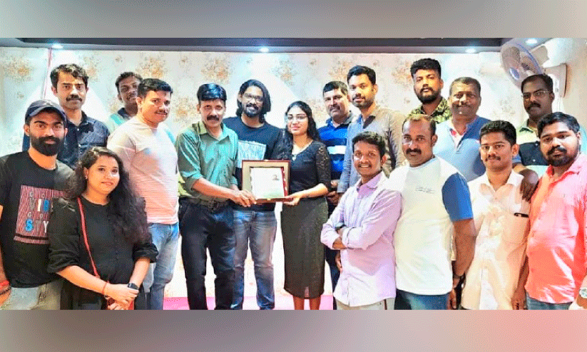 ഇന്ത്യന് സ്കൂള് ടോപ്പര് വീണയെ ലാൽ കെയേഴ്സ് ആദരിച്ചു ഇന്ത്യന് സ്കൂള് ടോപ്പര് വീണയെ ലാൽ കെയേഴ്സ് ആദരിച്ചു