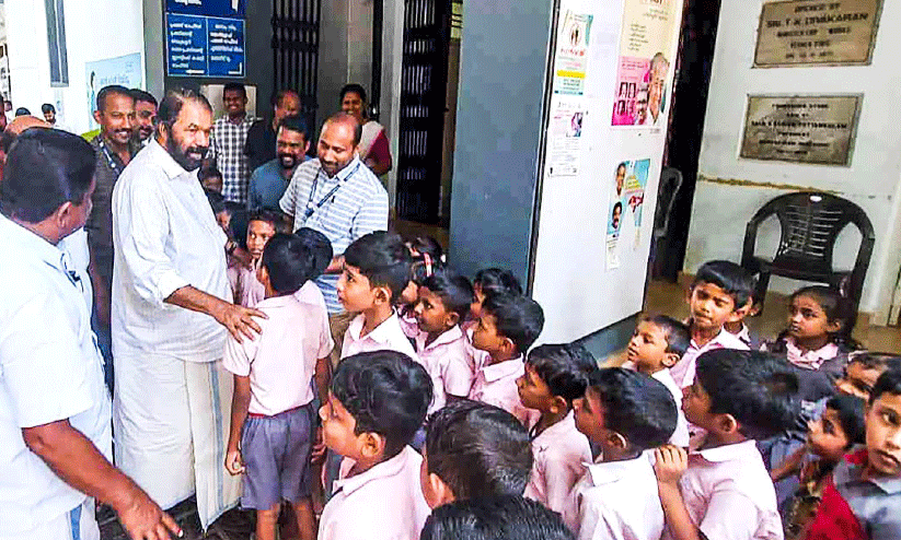 മന്ത്രിയോ,എന്നാലൊന്ന് കാണണമല്ലോ...! മന്ത്രിയോ,എന്നാലൊന്ന് കാണണമല്ലോ...!