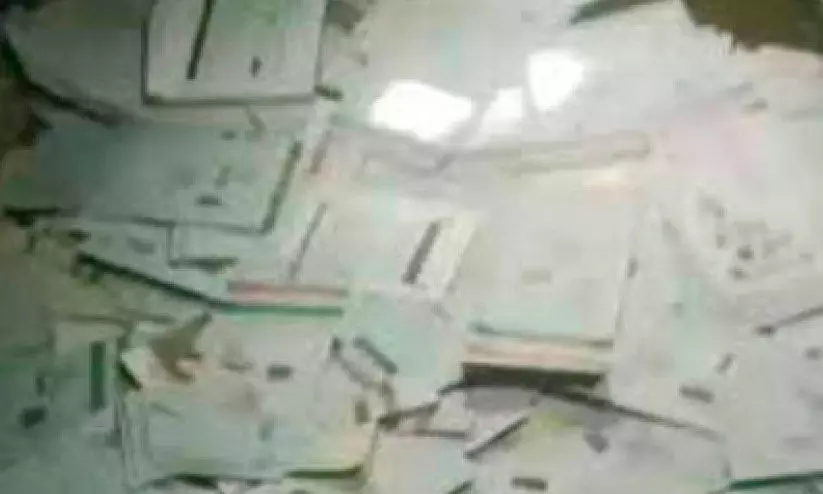 പോസ്റ്റ്മാന്റെ വീട്ടിൽ കെട്ടിക്കിടന്നതിൽ ആധാർ മുതൽ എ.ടി.എം കാർഡ് വരെ പോസ്റ്റ്മാന്റെ വീട്ടിൽ കെട്ടിക്കിടന്നതിൽ ആധാർ മുതൽ എ.ടി.എം കാർഡ് വരെ