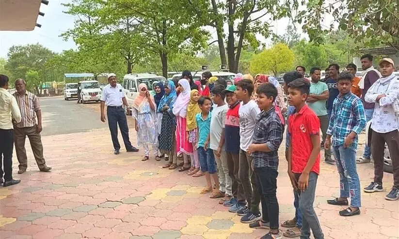 ‘ഡ്രസ്സ് കോഡല്ല ഞങ്ങളുടെ പ്രശ്നം, കുട്ടികളുടെ വിദ്യാഭ്യാസമാണ്’; ദമോഹിലെ ഹിജാബ് വിവാദത്തിൽ പ്രതികരിച്ച് ഹിന്ദു വിദ്യാർഥികളുടെ രക്ഷിതാക്കളും