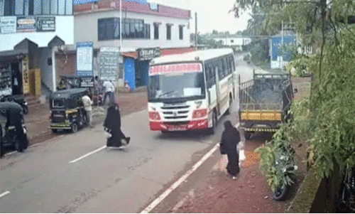 അ​മി​ത വേ​ഗ​ത്തി​ന് ബ​സ് ഡ്രൈ​വ​ർ​ക്കും അ​ശ്ര​ദ്ധ​ക്ക് കാ​ൽ​ന​ട​ക്കാ​രി​ക്കു​മെ​തി​രെ കേ​സ്