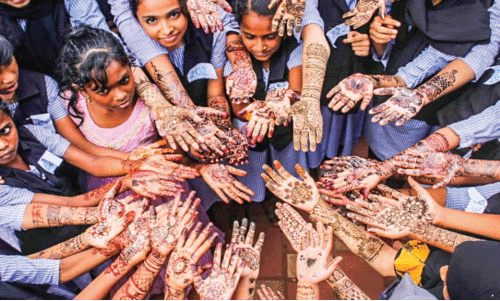 മൈലാഞ്ചിച്ചോപ്പിന്റെ മൊഞ്ചില്‍ വിദ്യാര്‍ഥികള്‍