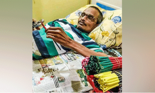 24 വർഷമായി ശയ്യാവലംബൻ;  ഷാജിയുടെ പേപ്പർപേനക്ക്​  ഖ്യാതി വിദേശത്തും