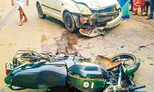 കാറും ബൈക്കും കൂട്ടിയിടിച്ചു