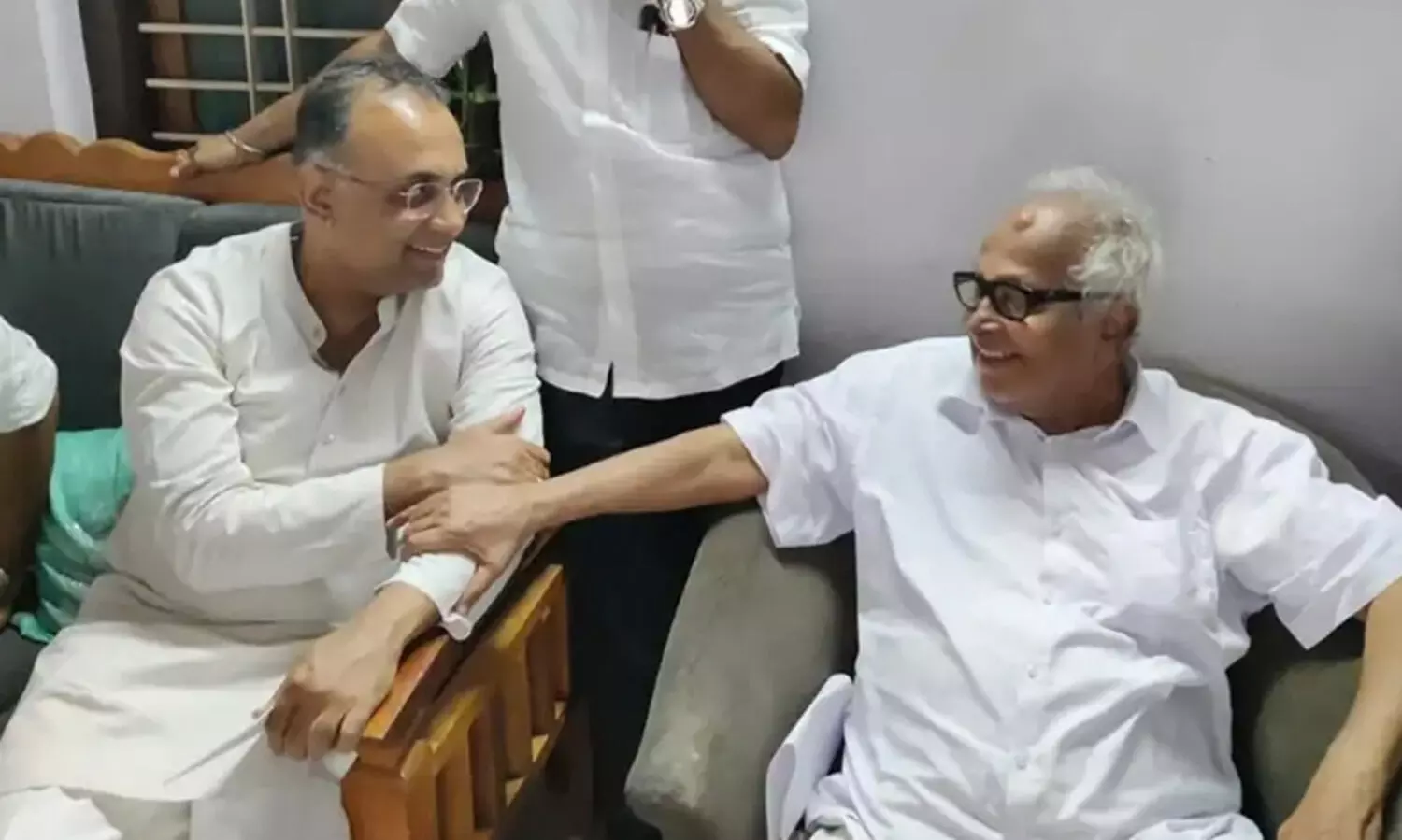 മന്ത്രി ദിനേശ് ഗുണ്ടു റാവു മുൻ കേന്ദ്രമന്ത്രി ബി. ജനാർദന പൂജാരിയെ സന്ദർശിച്ചു