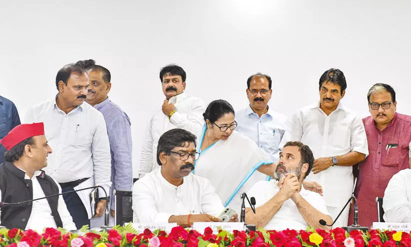 ഒന്നിച്ച് മുന്നോട്ട്; മോദിക്കെതിരെ ഒന്നിച്ചു നീങ്ങാൻ പ്രതിപക്ഷം ഒന്നിച്ച് മുന്നോട്ട്; മോദിക്കെതിരെ ഒന്നിച്ചു നീങ്ങാൻ പ്രതിപക്ഷം