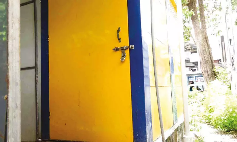 പൊന്നാനി ബസ് സ്റ്റാൻഡിലെ; ശുചിമുറി താഴിട്ടുപൂട്ടി പൊന്നാനി ബസ് സ്റ്റാൻഡിലെ; ശുചിമുറി താഴിട്ടുപൂട്ടി