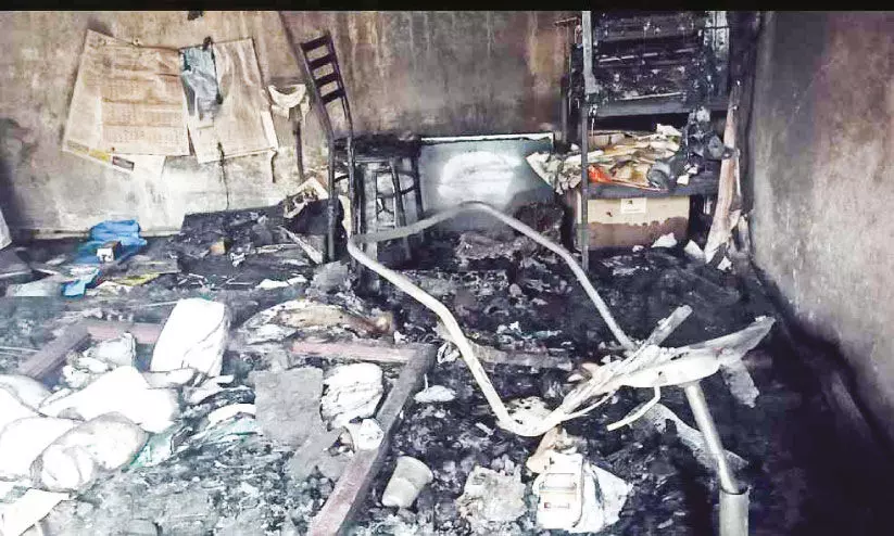 ചോക്കാട്ട് ഓൺലൈൻ സേവന കേന്ദ്രം കത്തിനശിച്ചു ചോക്കാട്ട് ഓൺലൈൻ സേവന കേന്ദ്രം കത്തിനശിച്ചു