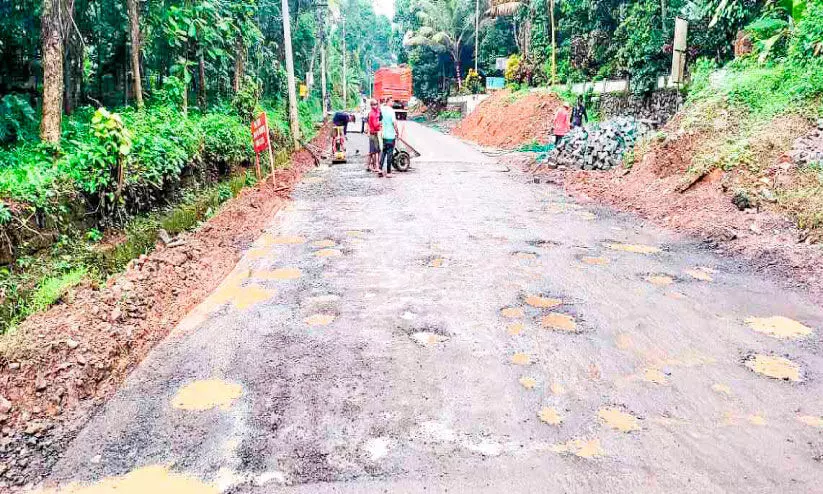 കിഴക്കമ്പലം-നെല്ലാട് റോഡിൽ; പണിതിട്ടും പണിതിട്ടുംകുഴികളും ദുരിതവും തീരുന്നില്ല കിഴക്കമ്പലം-നെല്ലാട് റോഡിൽ; പണിതിട്ടും പണിതിട്ടുംകുഴികളും ദുരിതവും തീരുന്നില്ല