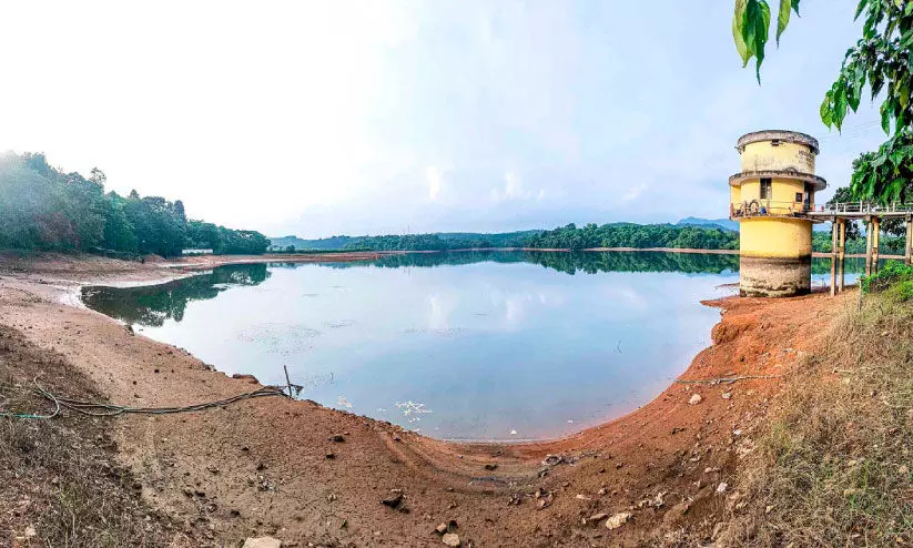 മലങ്കര ഡാമിലെ ഷട്ടറുകളുടെ വയർ റോപ്പ് മാറ്റുന്നു