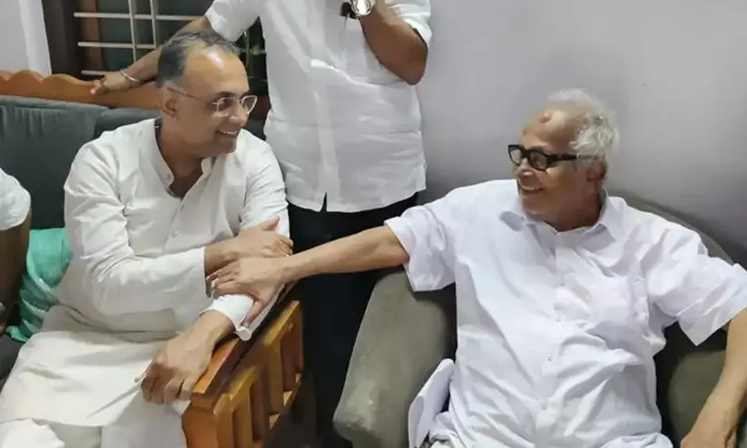 മന്ത്രി ദിനേശ് ഗുണ്ടു റാവു മുൻ കേന്ദ്രമന്ത്രി ബി. ജനാർദന പൂജാരിയെ സന്ദർശിച്ചു