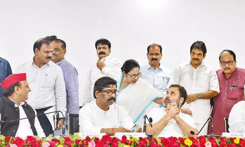 ഒ​ന്നി​ച്ച്​ മു​ന്നോ​ട്ട്; മോ​ദി​ക്കെ​തി​രെ   ഒ​ന്നി​ച്ചു നീ​ങ്ങാ​ൻ  പ്ര​തി​പ​ക്ഷം