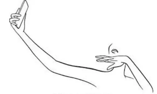 ആം​ബു​ല​ൻ​സി​ന്റെ വ​ഴി​മു​ട​ക്കി ച​ർ​മാ​ടി ചു​ര​ത്തി​ൽ സെ​ൽ​ഫി​ത്തി​ര​ക്ക്