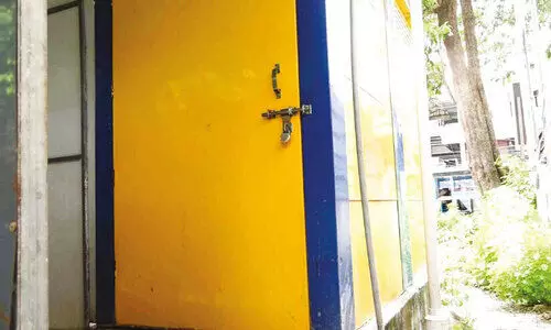 പൊ​ന്നാ​നി ബ​സ് സ്റ്റാ​ൻ​ഡി​ലെ; ശു​ചി​മു​റി താ​ഴി​ട്ടുപൂ​ട്ടി