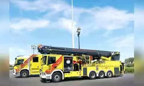 60 മീ​റ്റ​ർ വ​രെ കോ​ണി ഉ​യ​ർ​ത്താ​ം; പുതിയ ഫ​യ​ർ എ​ൻ​ജി​ൻ സ്വ​ന്ത​മാ​ക്കി ഷാ​ർ​ജ അ​ഗ്​​നി​ശ​മ​ന സേ​ന