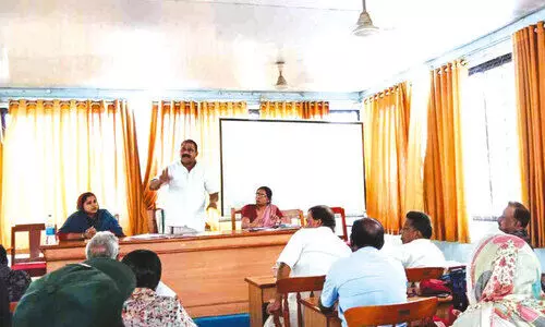 വെ​ളി​യ​ങ്കോ​ട് പ​ഞ്ചാ​യ​ത്തി​ലെ മ​ണ്ണ് വി​ഷ​യം:   ബോ​ർ​ഡ് യോ​ഗം ബ​ഹ​ള​മ​യ​മാ​യി