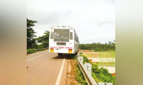 കെ.​എ​സ്.​ആ​ർ.​ടി.​സി ബ​സ് ഡി​വൈ​ഡ​റി​ൽ ഇ​ടി​ച്ചു